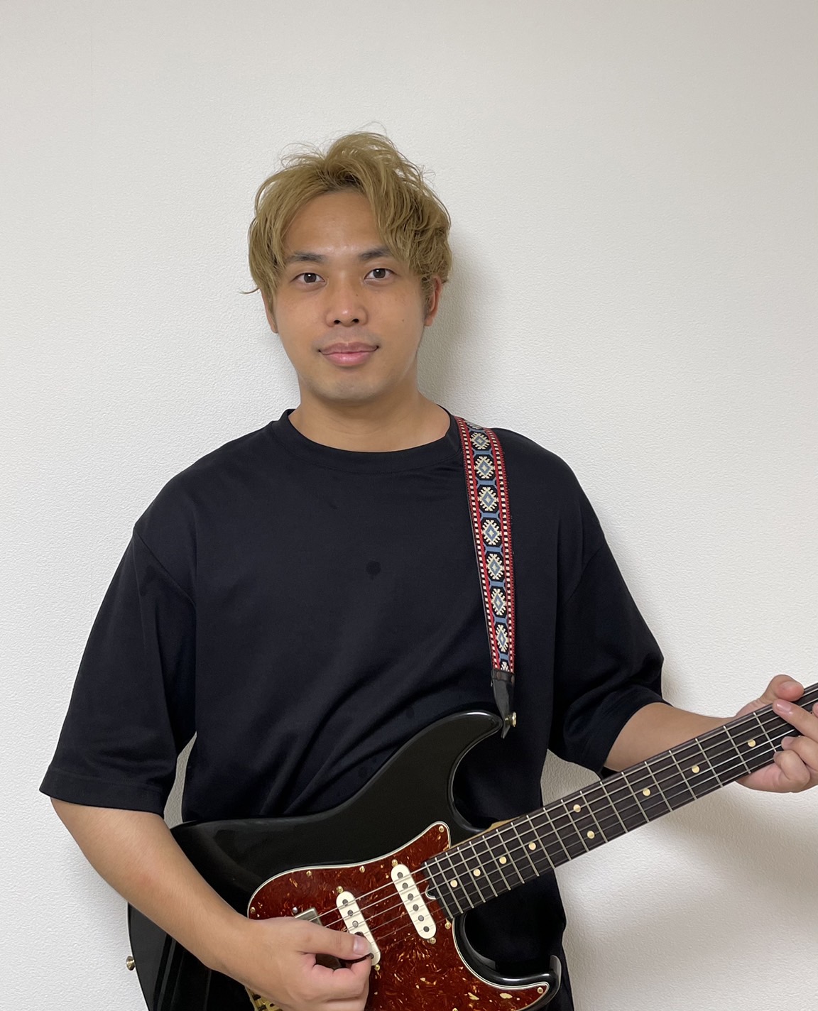 世田谷区三軒茶屋の音楽教室Miyakoda guitar schoolのギターレッスン担当講師遠藤タカヒロ/> </div> <div class=